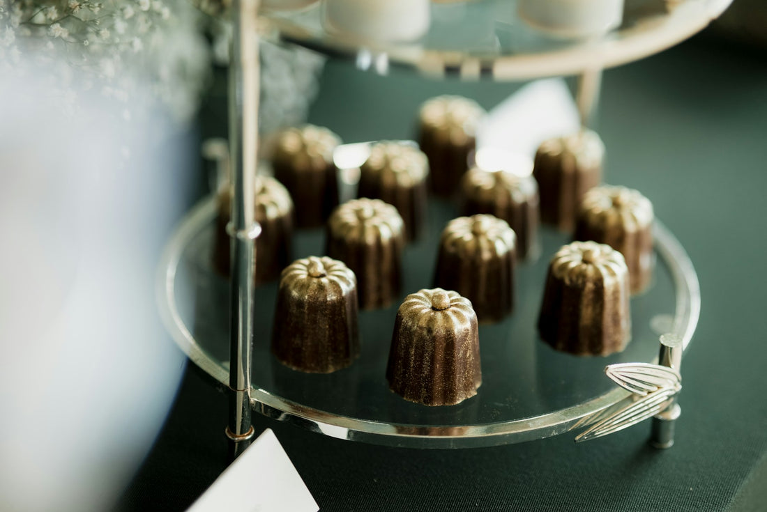 Cannelés bordelais caramélisés sur un présentoir