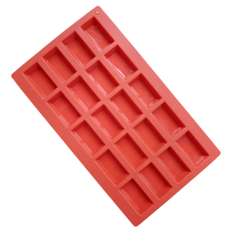 Plaque à financiers en silicone rouge vue de dessus