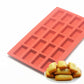 Moule à financiers en silicone rouge 20 empreintes avec financiers dorés