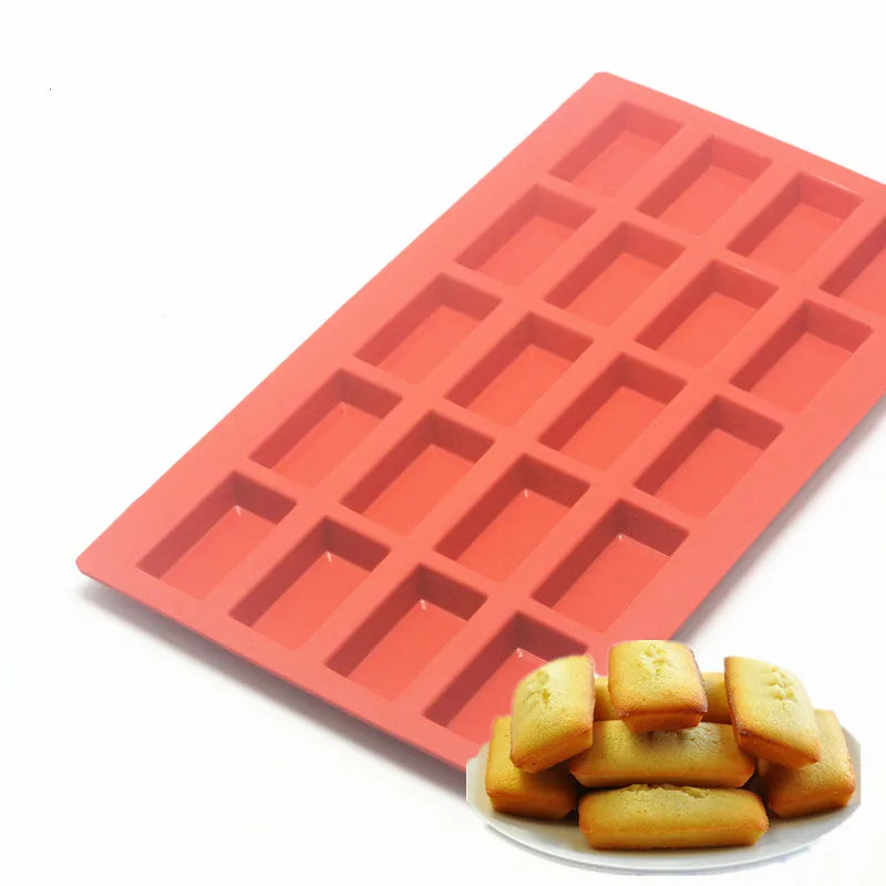 Moule à financiers en silicone rouge 20 empreintes avec financiers dorés