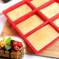 Empreintes du moule à cake en silicone remplies de pâte