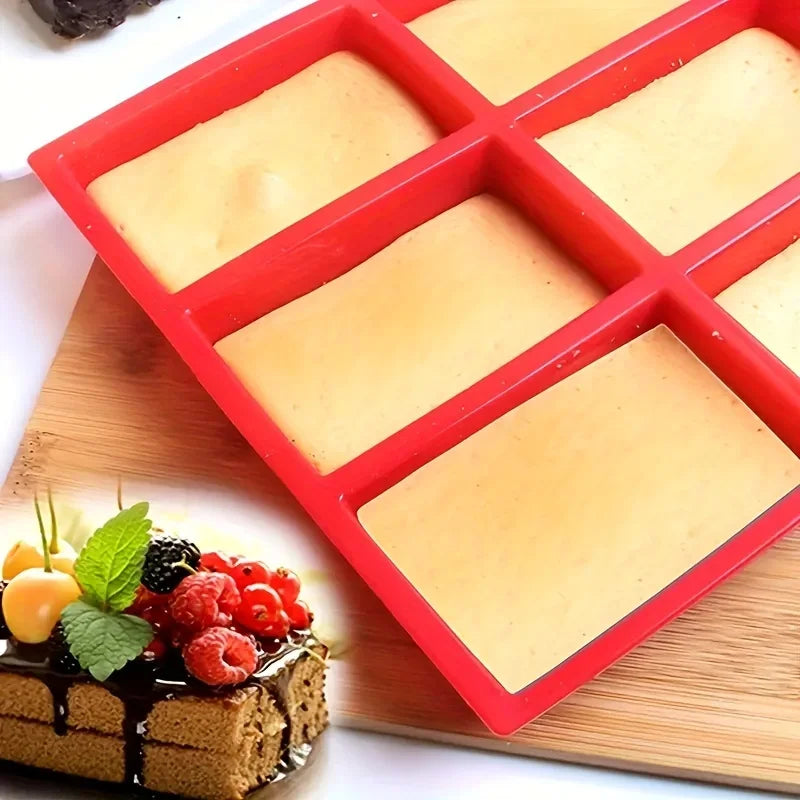 Empreintes du moule à cake en silicone remplies de pâte