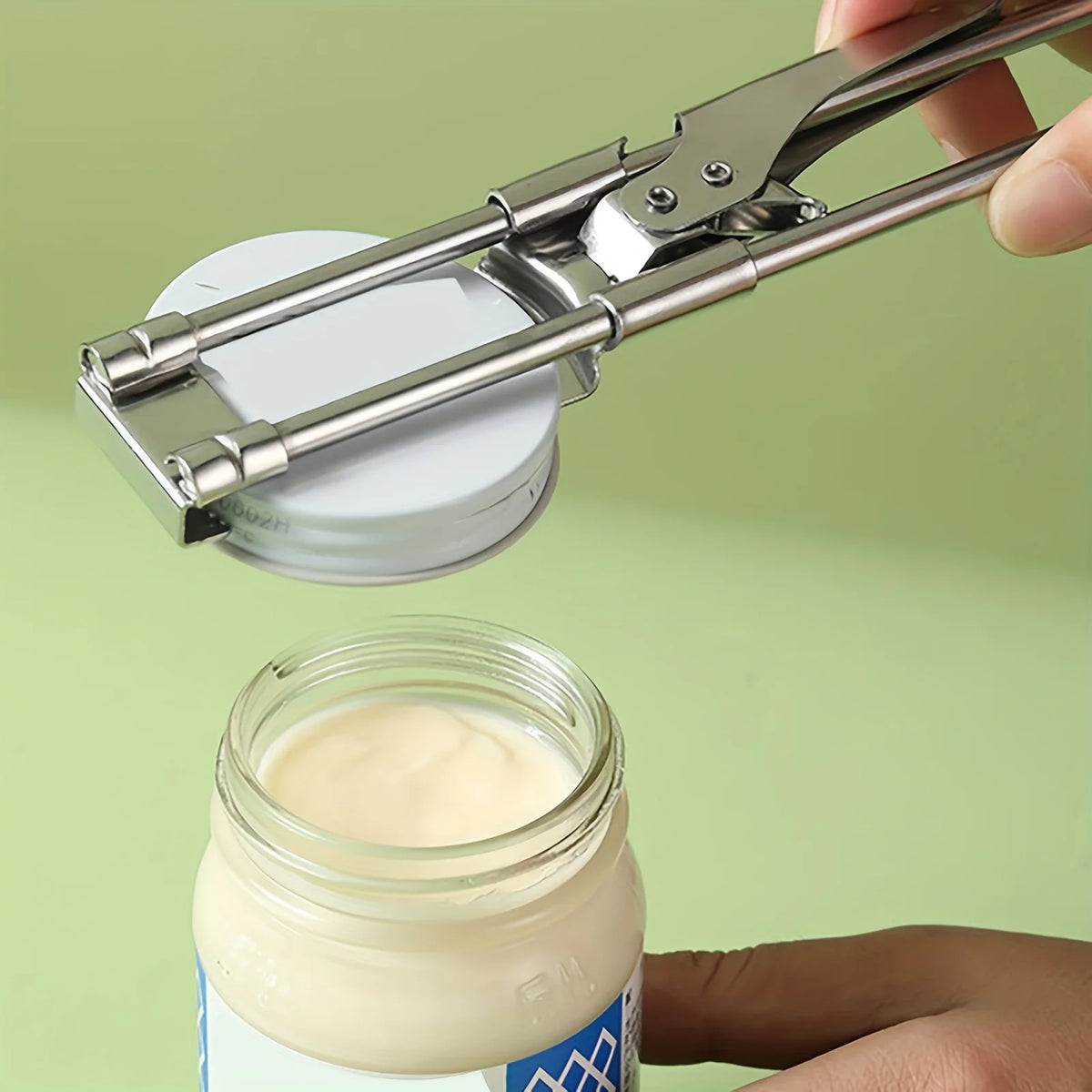 Ouvre-bocal réglable en inox sur un couvercle blanc