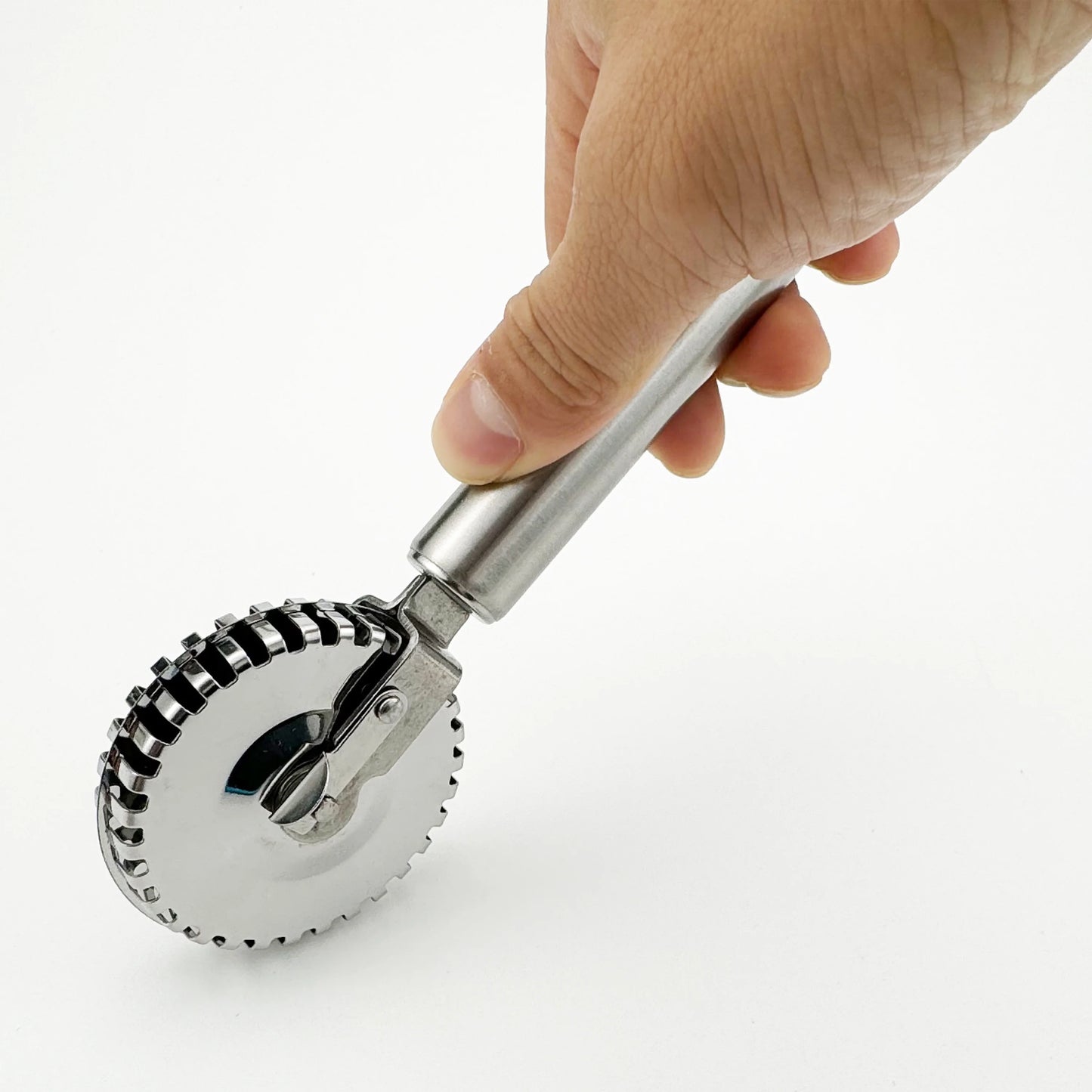 Roulette à pâte crantée