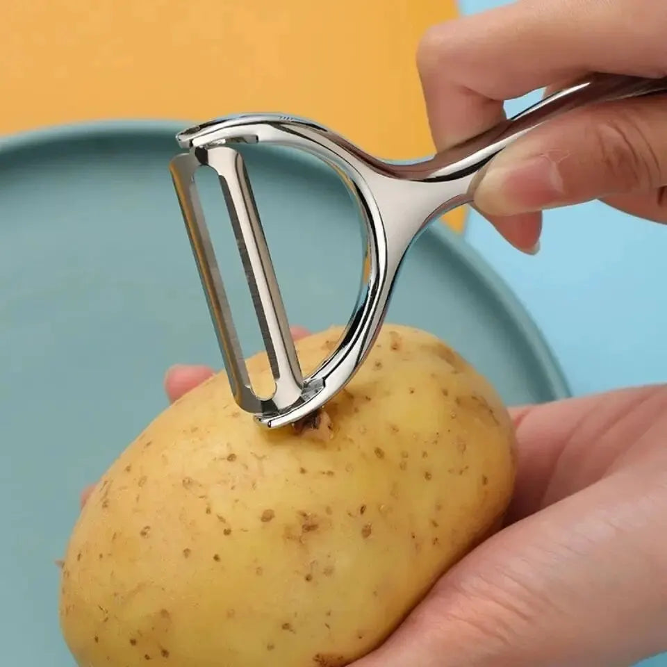 Économe en inox épluchant une pomme de terre