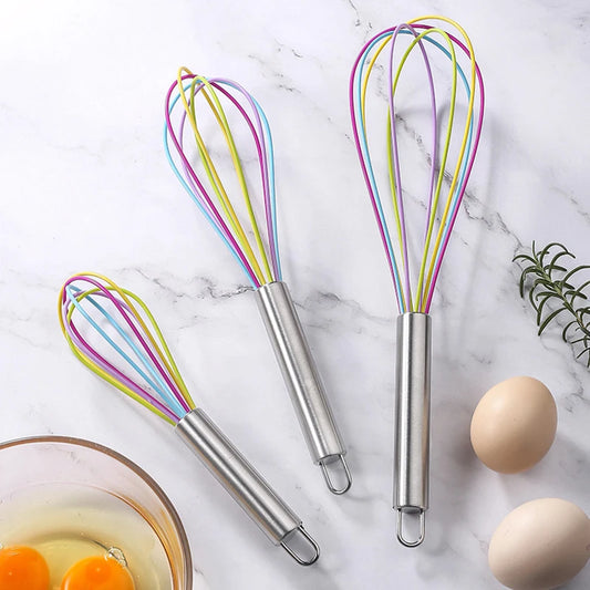 Trois fouets à fils en silicone multicolores et manche inox en trois tailles