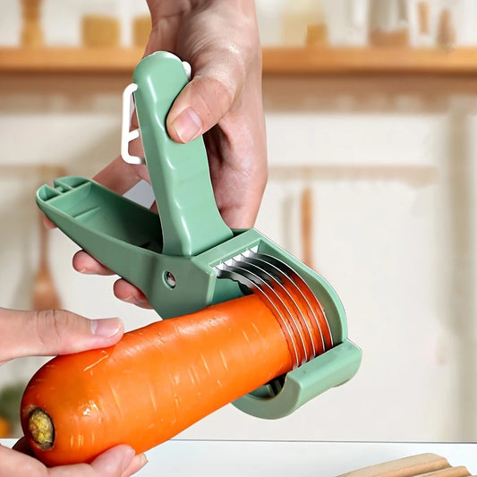 Trancheuse à légumes à pince en cours d’utilisation sur un concombre