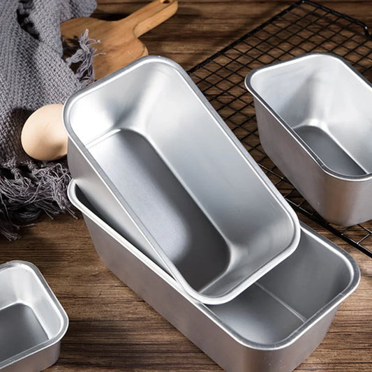 Moule à cake en aluminium posé sur une grille